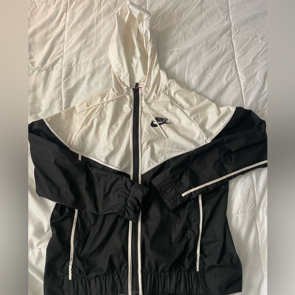 Nike Essential Repel Windbreaner/ jacket Black & White with Breathable Back